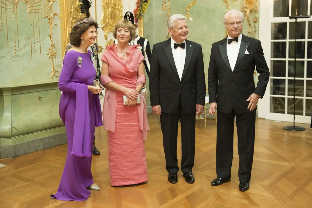 Il presidente tedesco Joachim Gauck (2ndR), la sua compagna Daniela Schadt (2ndL), il re Carl XVI Gustaf di Svezia (R) e la regina Silvia aspettano gli ospiti prima di una cena ufficiale ospitata dalla Svezia al Palazzo di Charlottenburg a Berlino, il 6 ottobre 2016