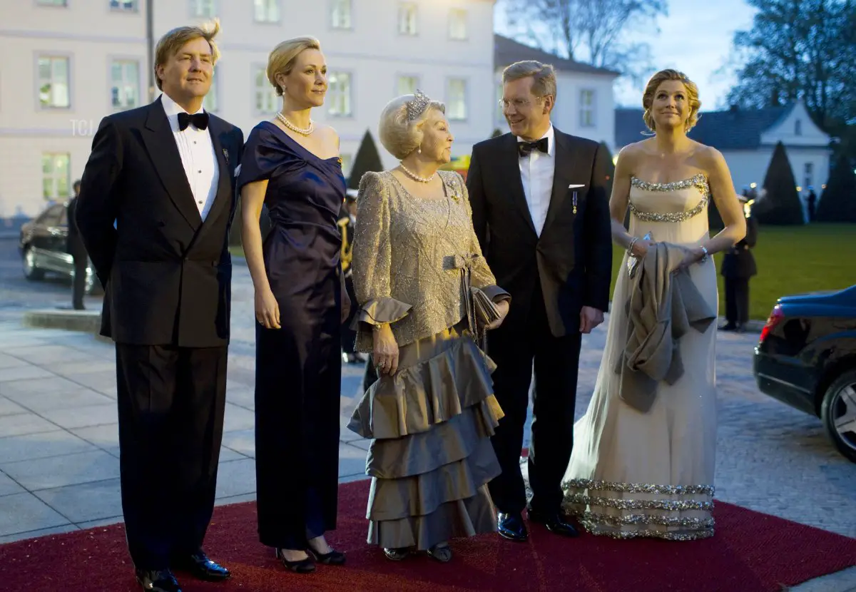 Il principe ereditario olandese Willem-Alexander, la moglie del presidente tedesco, Bettina Wulff, la regina Beatrix dei Paesi Bassi, il presidente tedesco Christian Wulff e la principessa Maxima, posano prima di un banchetto di stato al Palazzo Bellevue a Berlino, il 12 aprile 2011