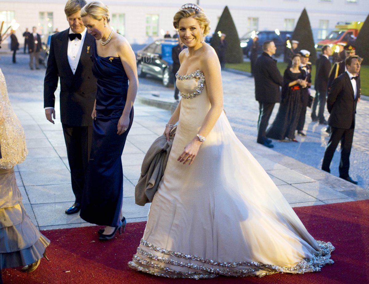 Il principe ereditario Willem-Alexander, Bettina Wulff, la moglie del presidente tedesco e la principessa Maxima, arrivano a un banchetto di stato al Palazzo Bellevue a Berlino, il 12 aprile 2011