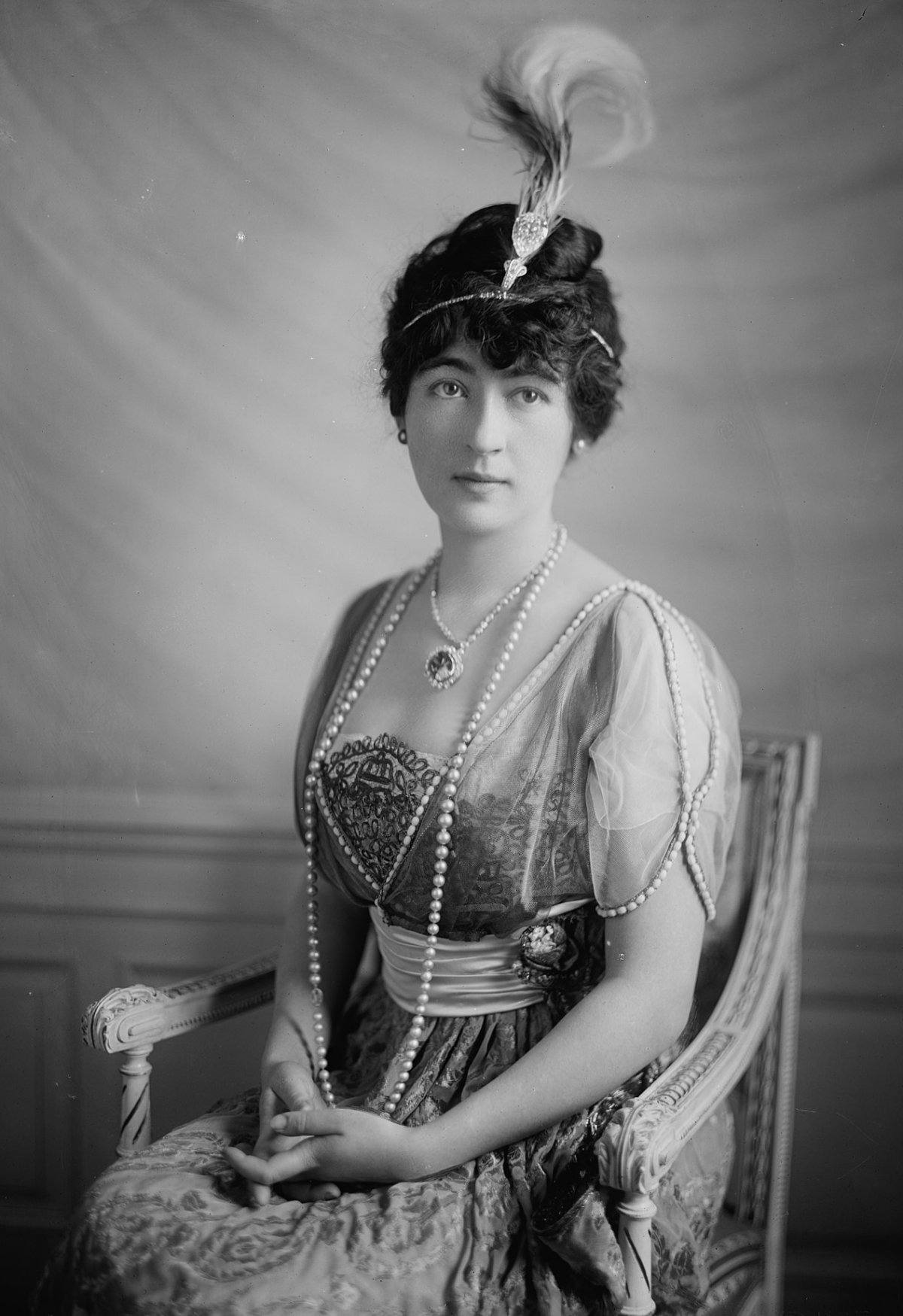 Mrs Evalyn Walsh McLean, una delle proprietarie del famoso diamante Hope, una pietra da 44 1/2 carati che, secondo la leggenda, è stata prelevata dall'occhio di un idolo birmano e dovrebbe portare sfortuna a chiunque la possieda, circa 1915