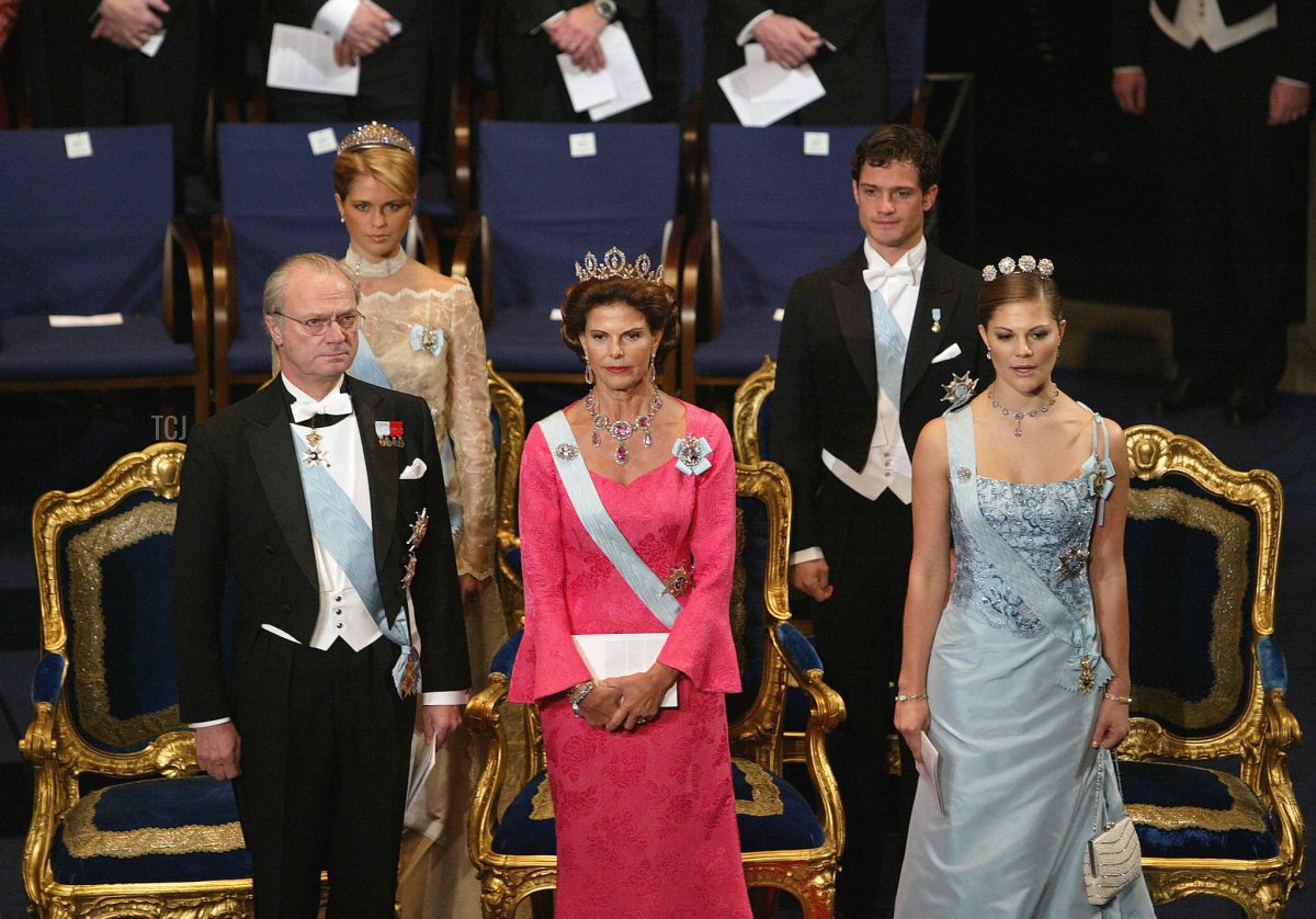 Il re Carl XVI Gustaf di Svezia, la regina Silvia e la principessa ereditaria Victoria, (Piano B-L) la principessa Madeleine e il principe Carl Philip partecipano alla cerimonia di consegna dei Premi Nobel a Stoccolma, 10 dicembre 2003