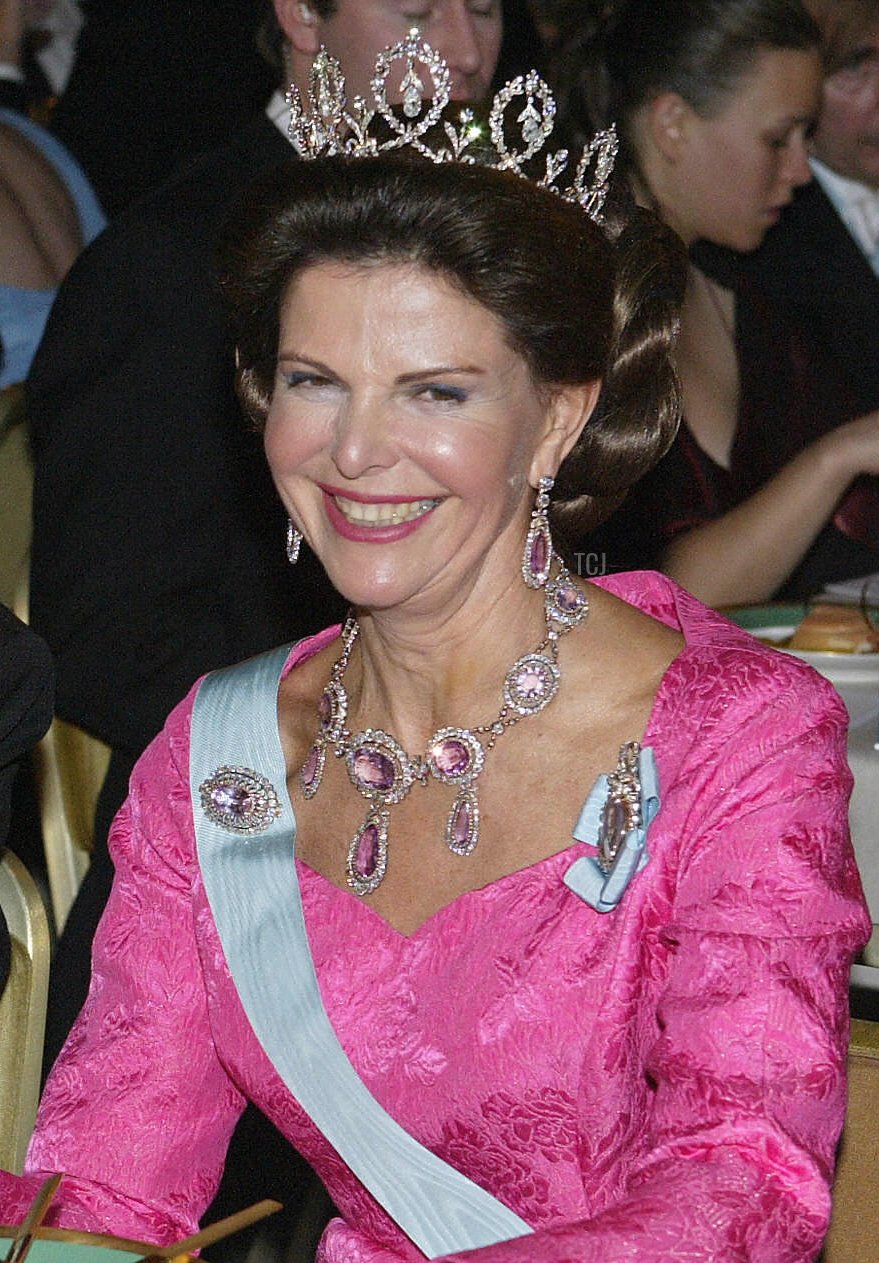 La regina Silvia di Svezia partecipa a un banchetto di gala dopo il conferimento dei Premi Nobel presso il municipio il 10 dicembre 2003 a Stoccolma, Svezia