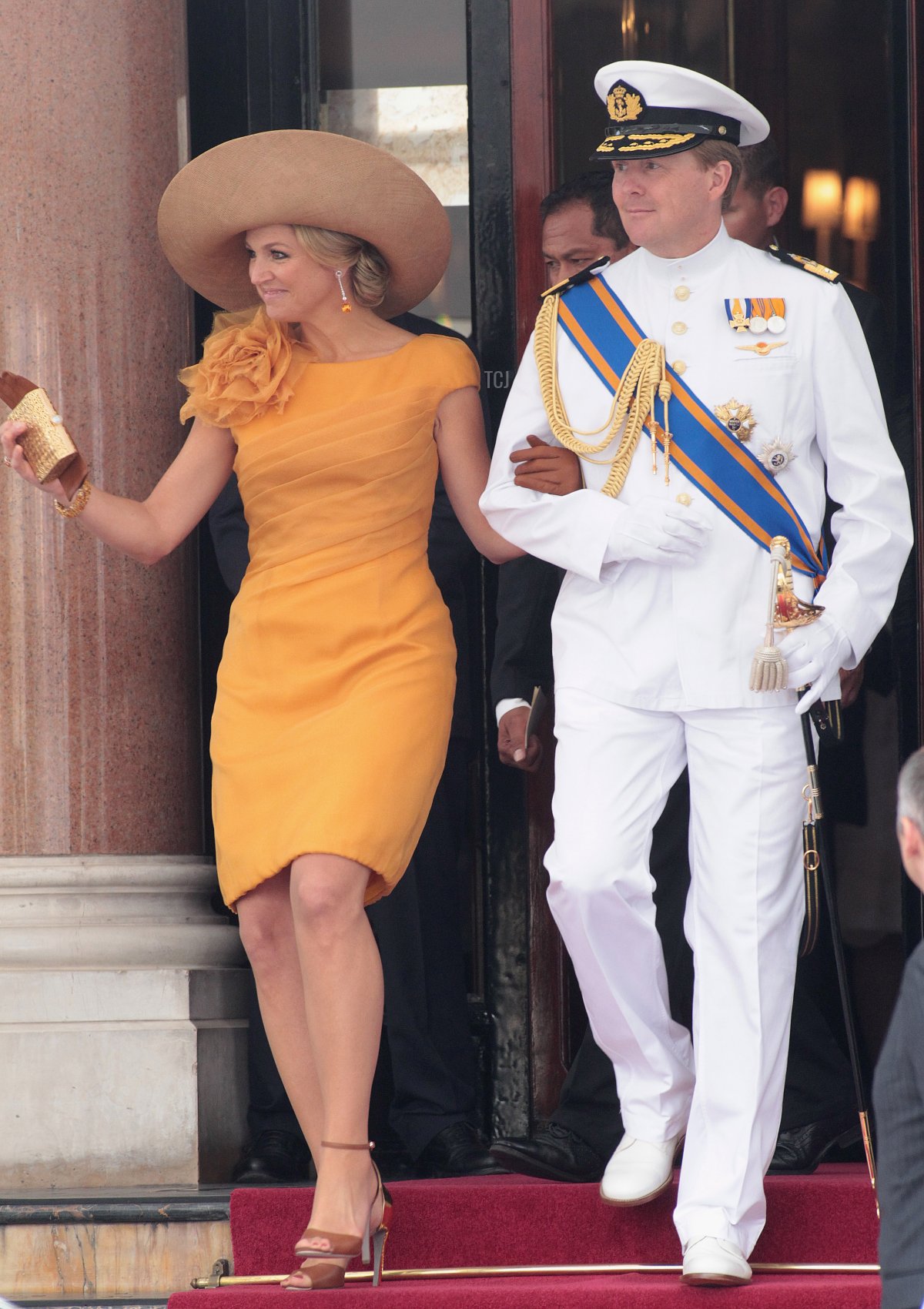 La Principessa Maxima dei Paesi Bassi e il Principe Willem-Alexander sono visti uscire dall'Hotel de Paris per partecipare alla cerimonia religiosa del Matrimonio Reale del Principe Alberto II di Monaco con Charlene Wittstock nel cortile principale il 2 luglio 2011 a Monaco, Monaco