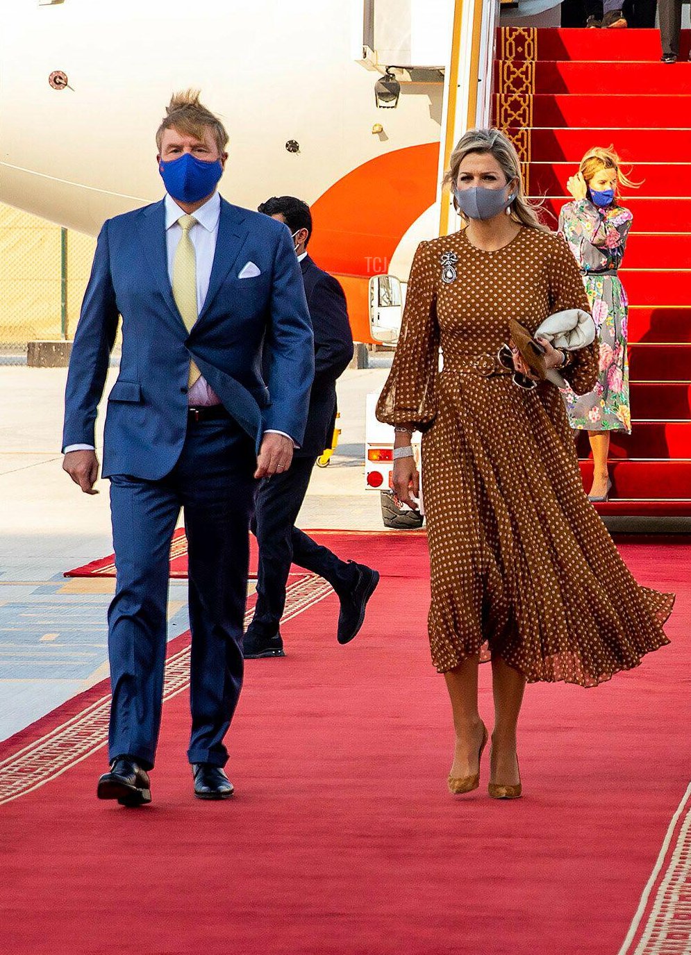 Il re Willem-Alexander e la regina Maxima dei Paesi Bassi arrivano all'aeroporto di Abu Dhabi, il 2 novembre 2021, per la loro visita del 3 novembre a Pure Harvest e all'Expo Mondiale 2020