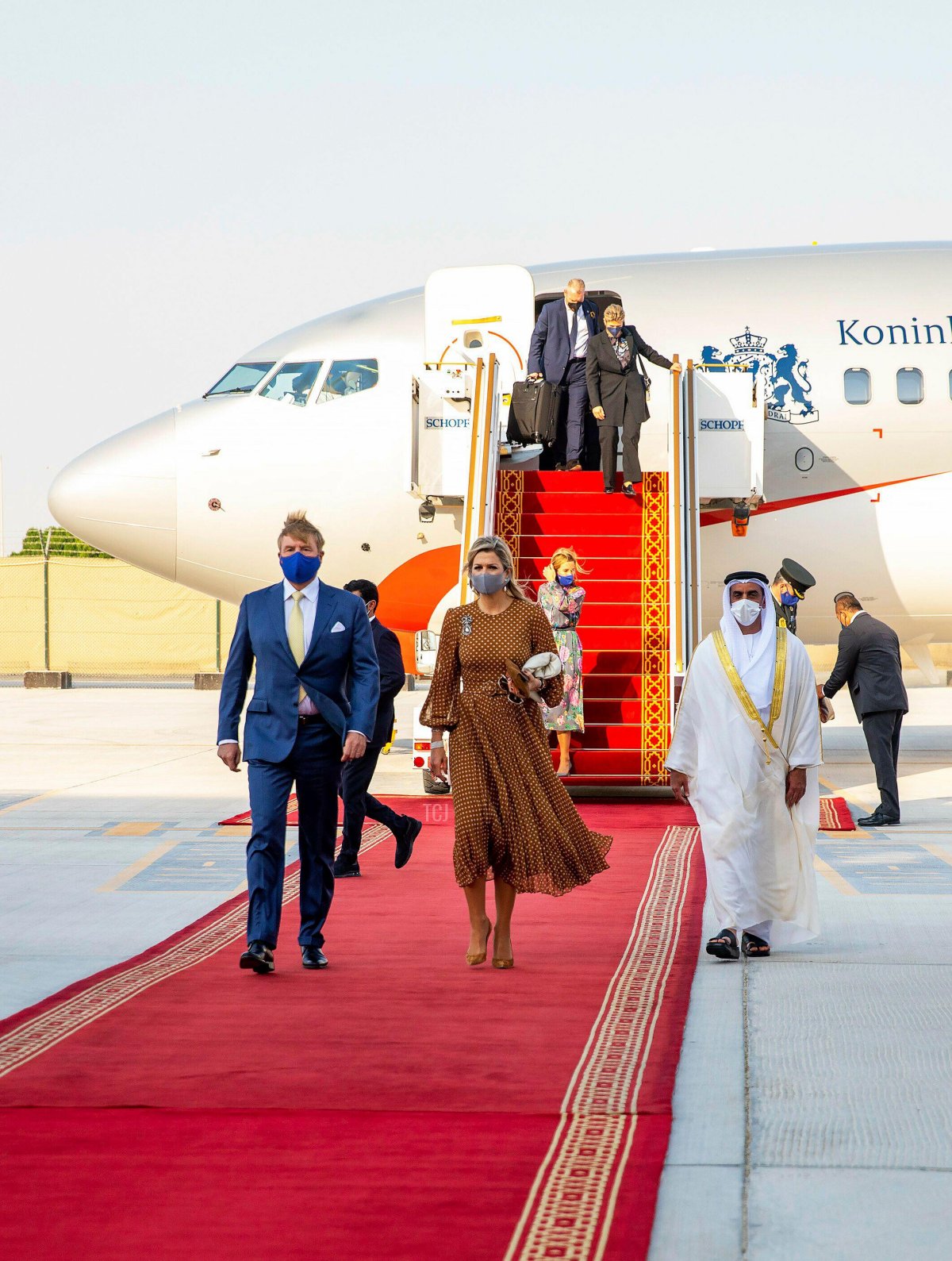 Il re Willem-Alexander e la regina Maxima dei Paesi Bassi arrivano all'aeroporto di Abu Dhabi, il 2 novembre 2021, per la loro visita del 3 novembre a Pure Harvest e all'Expo Mondiale 2020