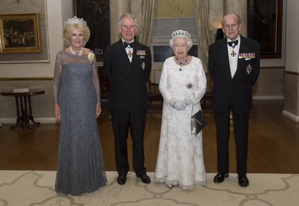 Camilla, Duchessa di Cornovaglia, Principe Carlo, Principe di Galles, Regina Elisabetta II e il Principe Filippo, Duca di Edimburgo posano mentre partecipano a una cena presso il Corinthia Palace Hotel di Attard durante il Raduno dei Capi di Governo del Commonwealth (CHOGM) il 27 novembre 2015 vicino a La Valletta, Malta