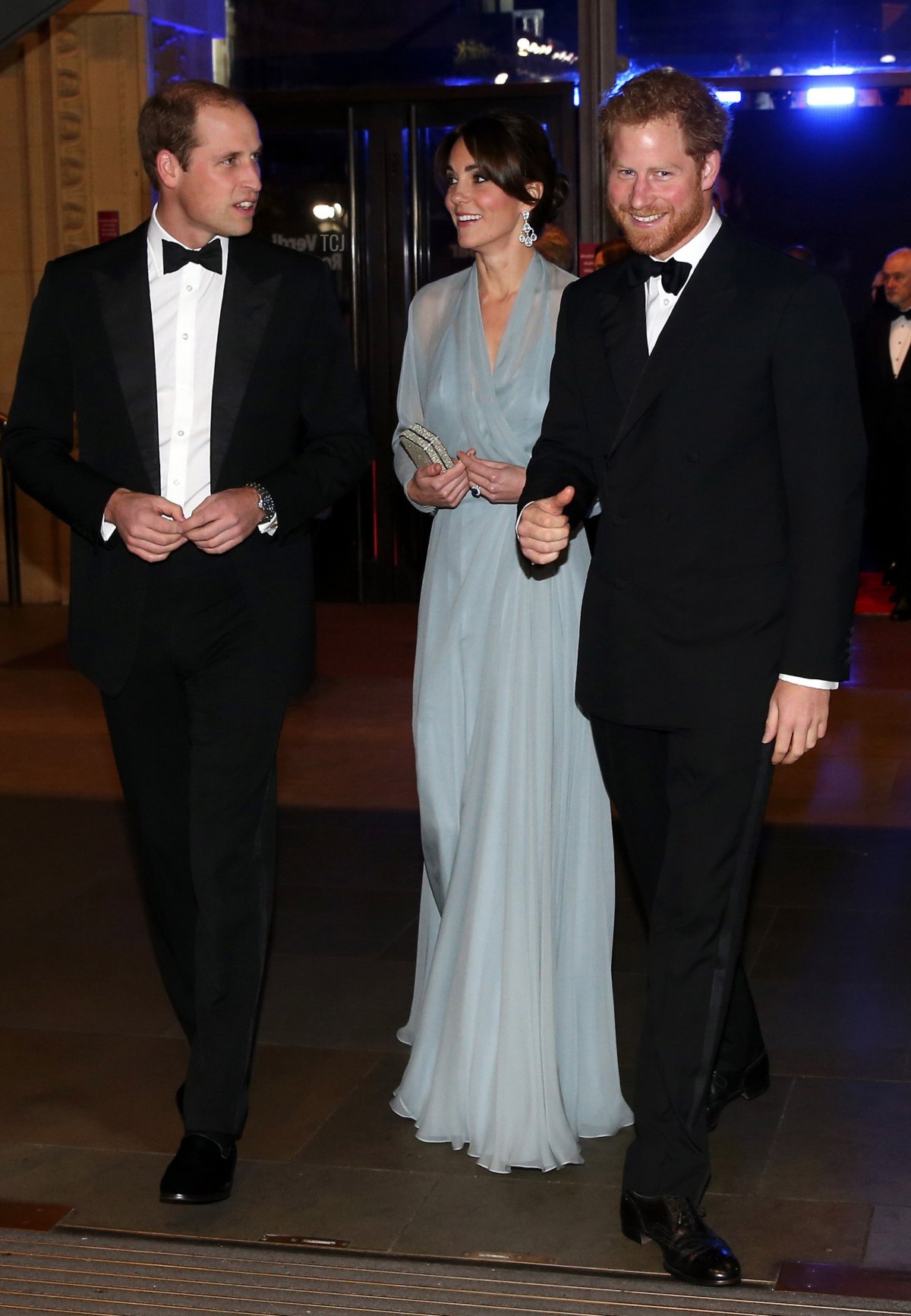 Il duca William di Cambridge, la duchessa Catherine di Cambridge e il principe Harry arrivano alla prima mondiale del nuovo film di James Bond 'Spectre' al Royal Albert Hall di Londra il 26 ottobre 2015