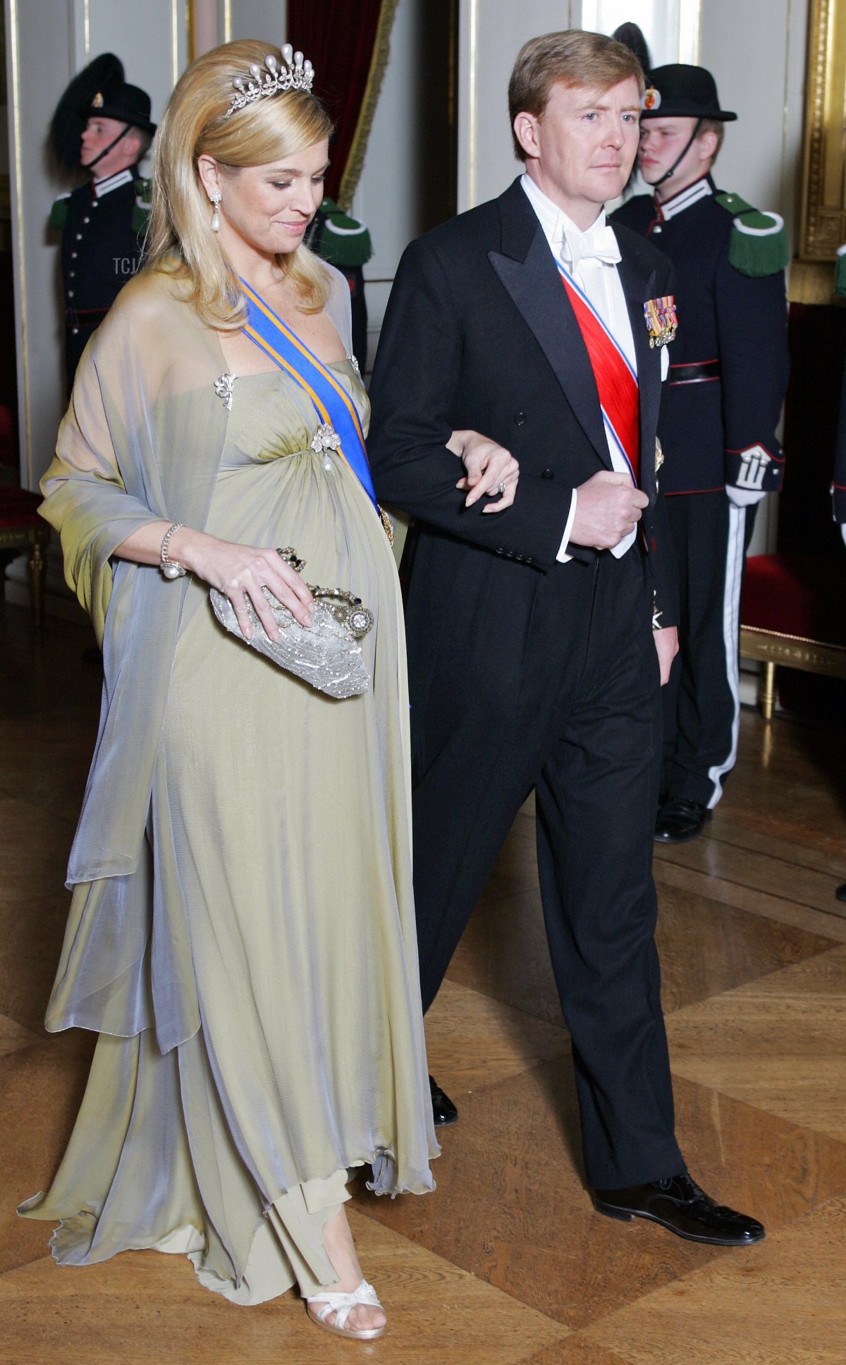 La principessa Maxima d'Olanda (a sinistra) e il principe Willem-Alexander arrivano il 24 febbraio 2007 alla cena di gala in occasione del 70° compleanno del re norvegese Harald, mercoledì scorso, presso il Palazzo Reale di Oslo