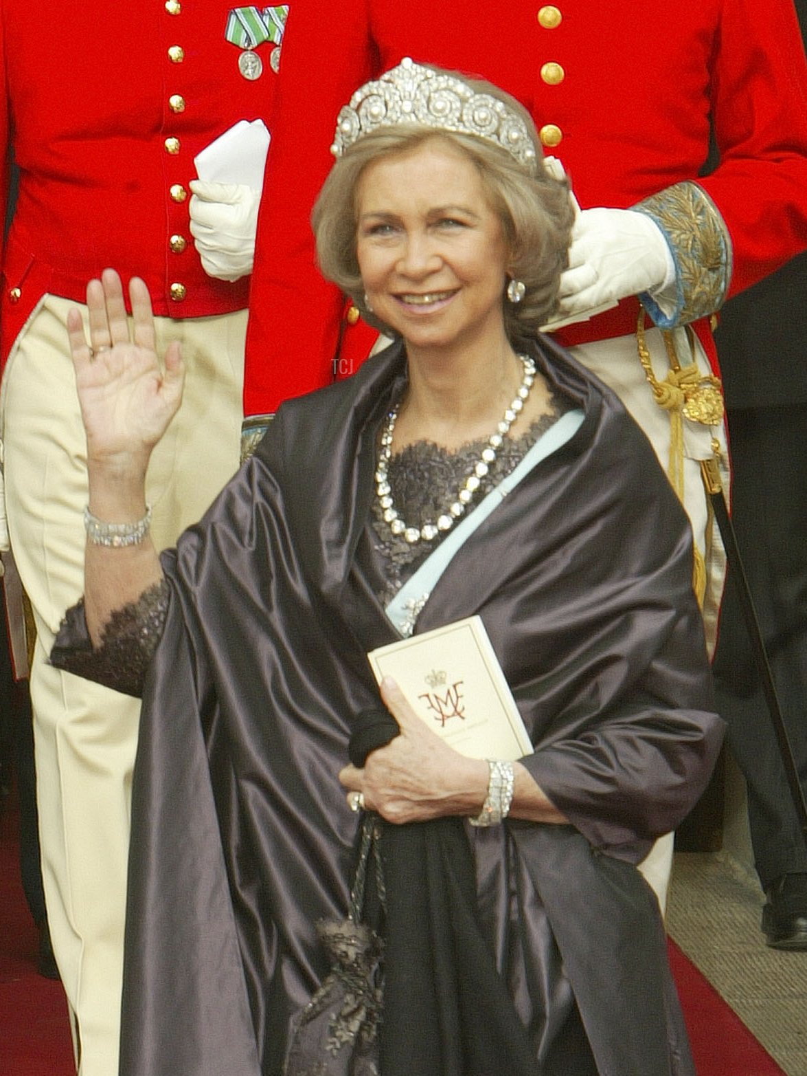 La Regina Sofia di Spagna partecipa al matrimonio del principe ereditario danese Frederik e della signorina Mary Elizabeth Donaldson nella Cattedrale di Copenaghen il 14 maggio 2004 a Copenaghen