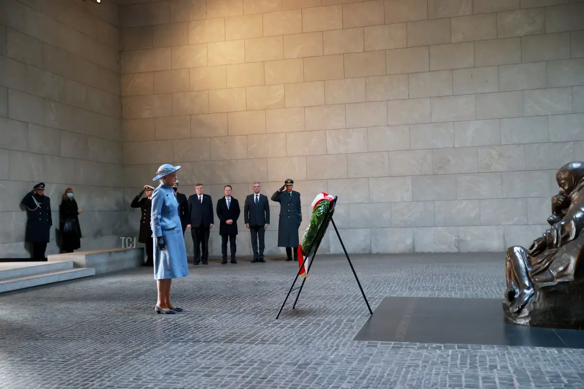 La Regina Margrethe II di Danimarca visita il memoriale Neue Wache dedicato alle vittime di guerra e tirannia il 10 novembre 2021 a Berlino, Germania