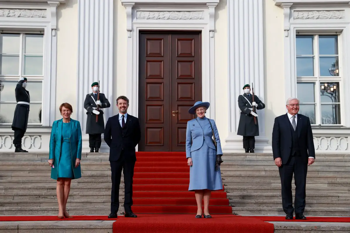 La First Lady Elke Buedenbender, il Principe Ereditario Frederik di Danimarca, la Regina Margrethe II di Danimarca e il Presidente tedesco Frank-Walter Steinmeier arrivano al Castello Bellevue il 10 novembre 2021 a Berlino, Germania