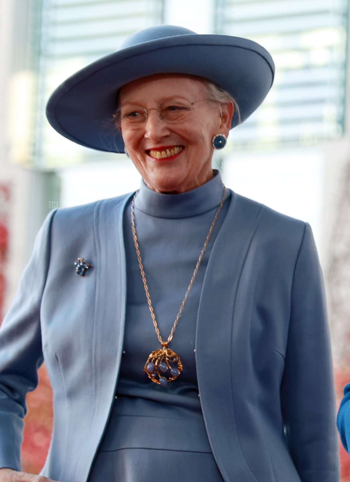 La Cancelliera Angela Merkel (C) accoglie la Regina Margrethe di Danimarca (L) e il Principe Ereditario Frederik di Danimarca (R) al Cancelleria il 10 novembre 2021 a Berlino, Germania