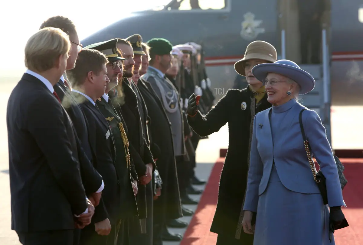 La Regina Margrethe II di Danimarca arriva all'aeroporto BER di Berlino il 10 novembre 2021 in Berlino, Germania