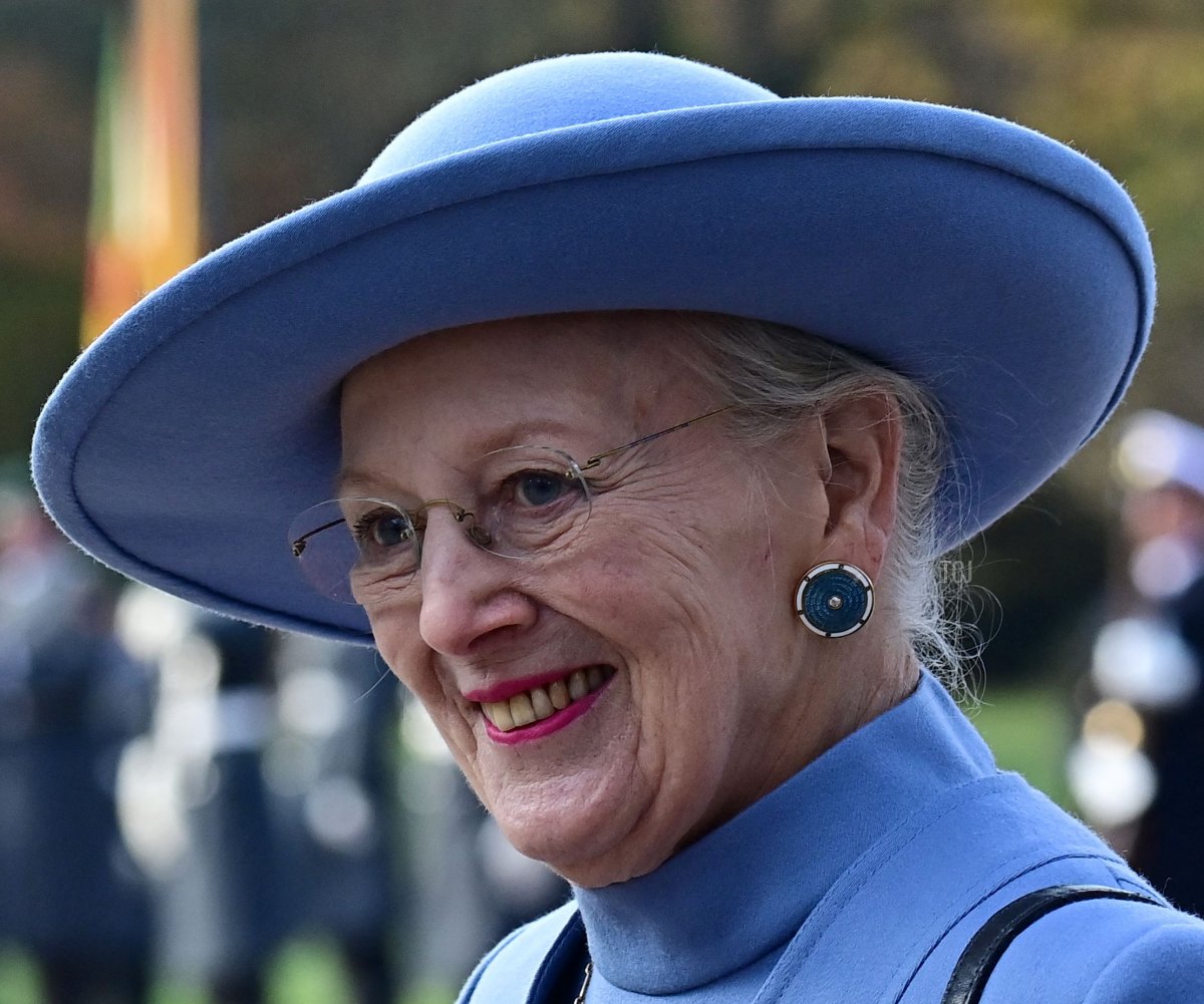 La Regina Margrethe II di Danimarca viene fotografata dopo aver assistito a una guardia d'onore militare durante una cerimonia ufficiale di benvenuto al Palazzo Bellevue presidenziale a Berlino il 10 novembre 2021