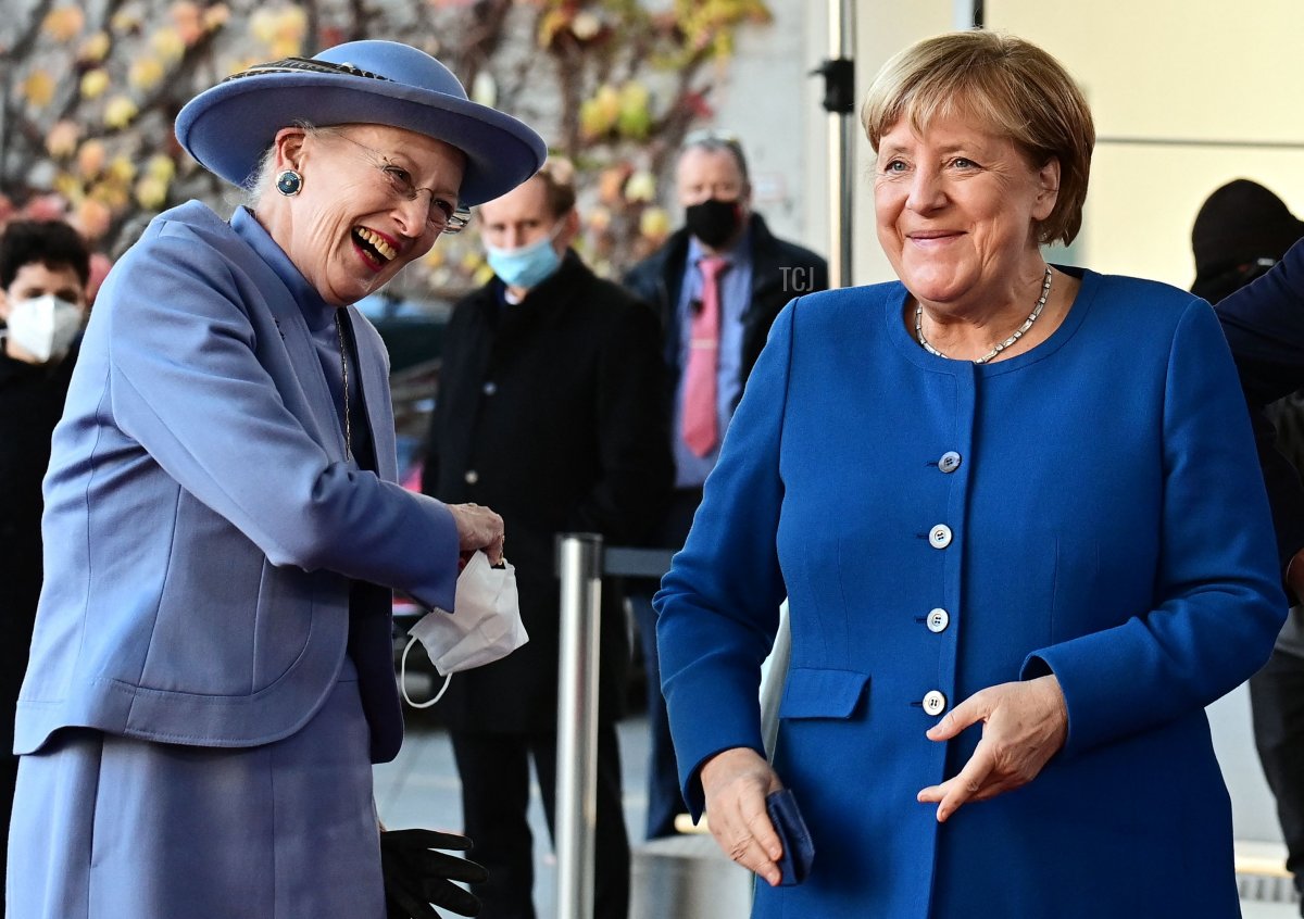 La Cancelliera tedesca Angela Merkel (R) e la Regina Margrethe II di Danimarca (L) sorridono mentre si salutano all'inizio di una riunione alla Cancelleria di Berlino il 10 novembre 2021