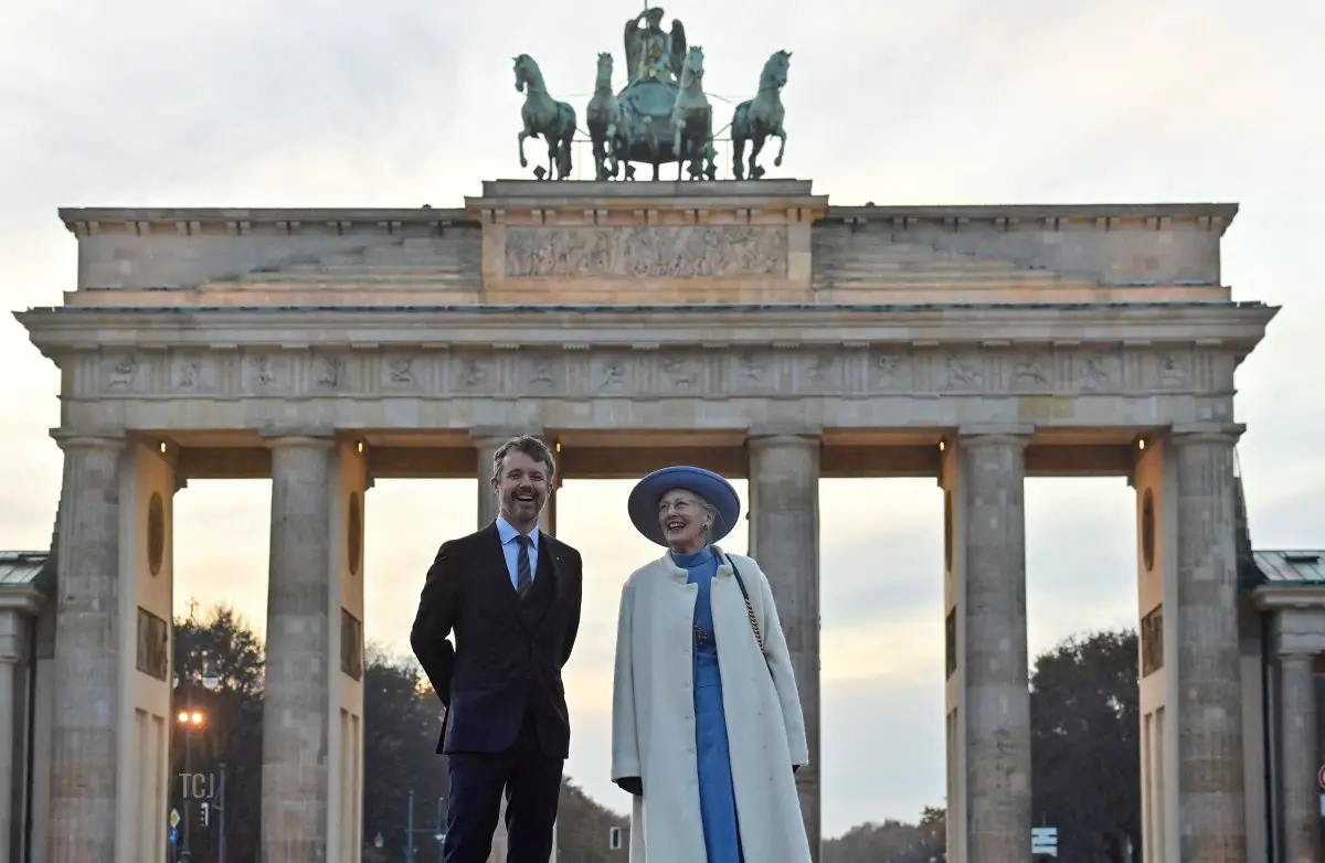 La Regina Margrethe II di Danimarca e suo figlio, il Principe Ereditario Frederik di Danimarca visitano la Porta di Brandeburgo a Berlino il 10 novembre 2021