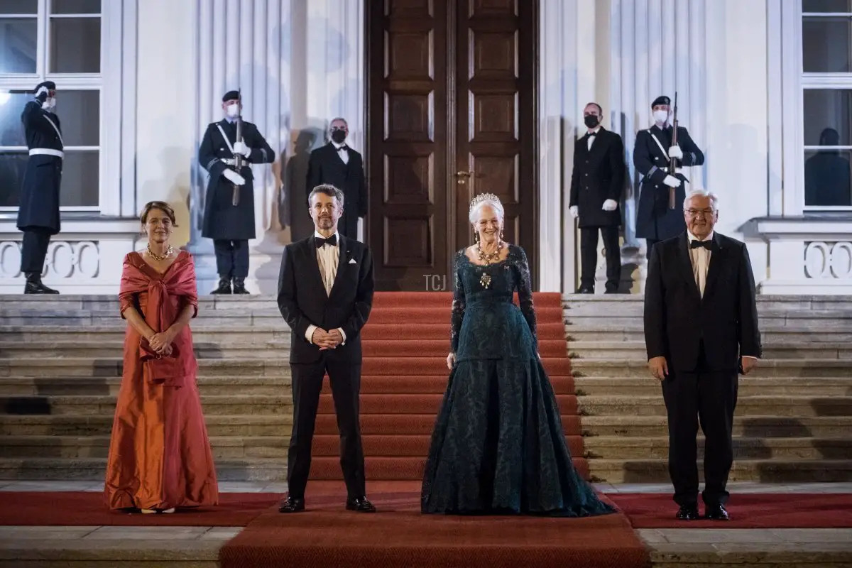 La First Lady Elke Buedenbender, il Principe Ereditario Frederik di Danimarca, la Regina Margrethe II di Danimarca e il Presidente tedesco Frank-Walter Steinmeier arrivano per un banchetto di stato al Palazzo Bellevue il 10 novembre 2021 a Berlino, Germania