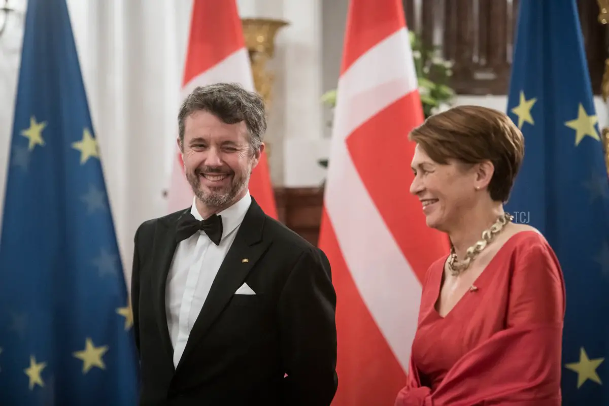 Il Principe Ereditario Frederik di Danimarca e la First Lady Elke Buedenbender partecipano a un banchetto di stato al Palazzo Bellevue il 10 novembre 2021 a Berlino, Germania