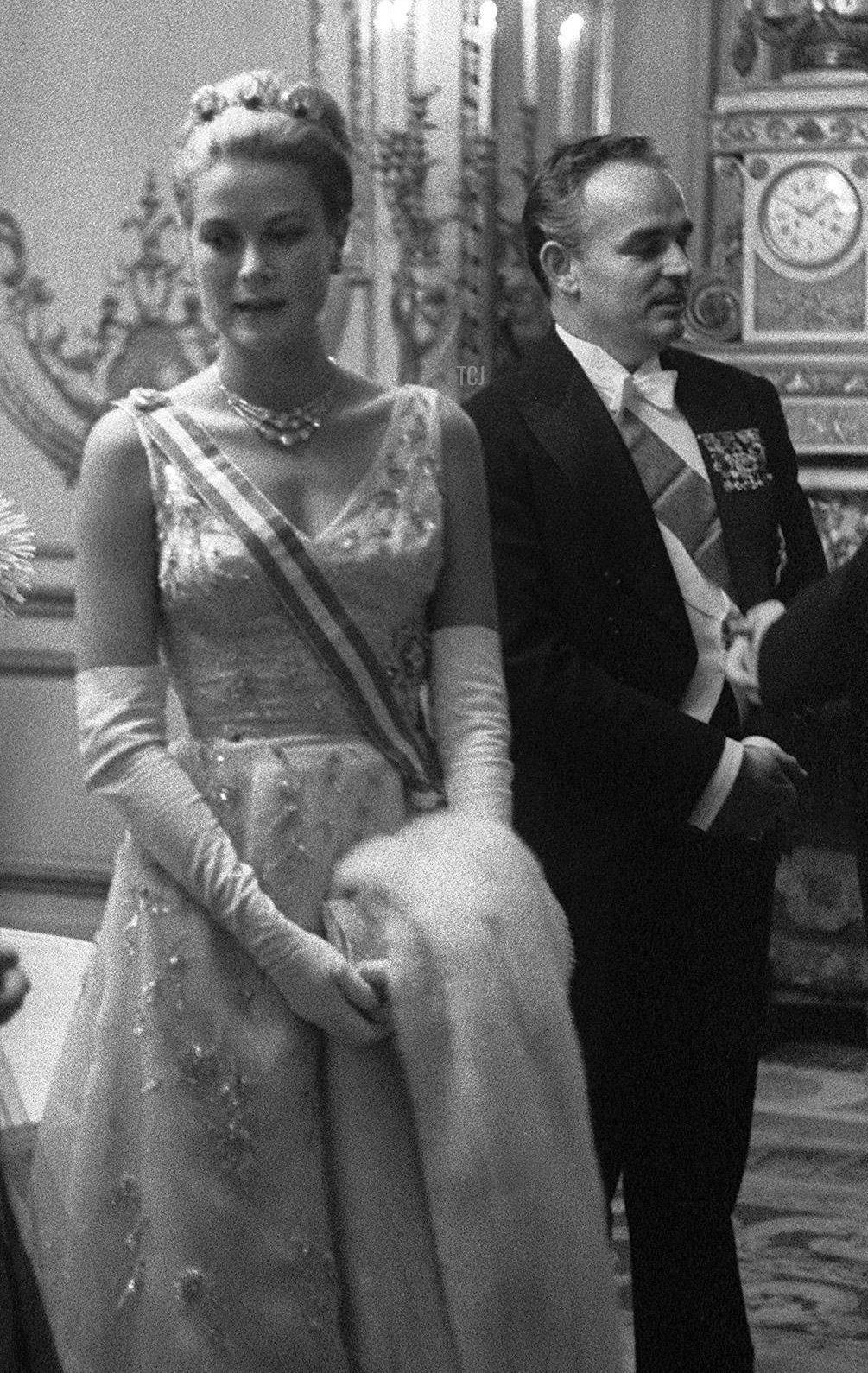 Presidente francese Charles de Gaulle (R) conversa con Principe Rainier di Monaco (2° R) mentre le mogli Yvonne (L) e Principessa Grace attendono, 12 ottobre 1959 prima di una cena al Palazzo dell'Élysée in Parigi