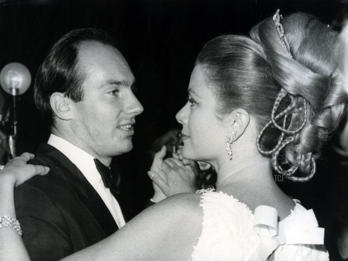 La Principessa Grace danza con l'Aga Khan al Bal de Petit Lits Blancs a Monaco, luglio 1966