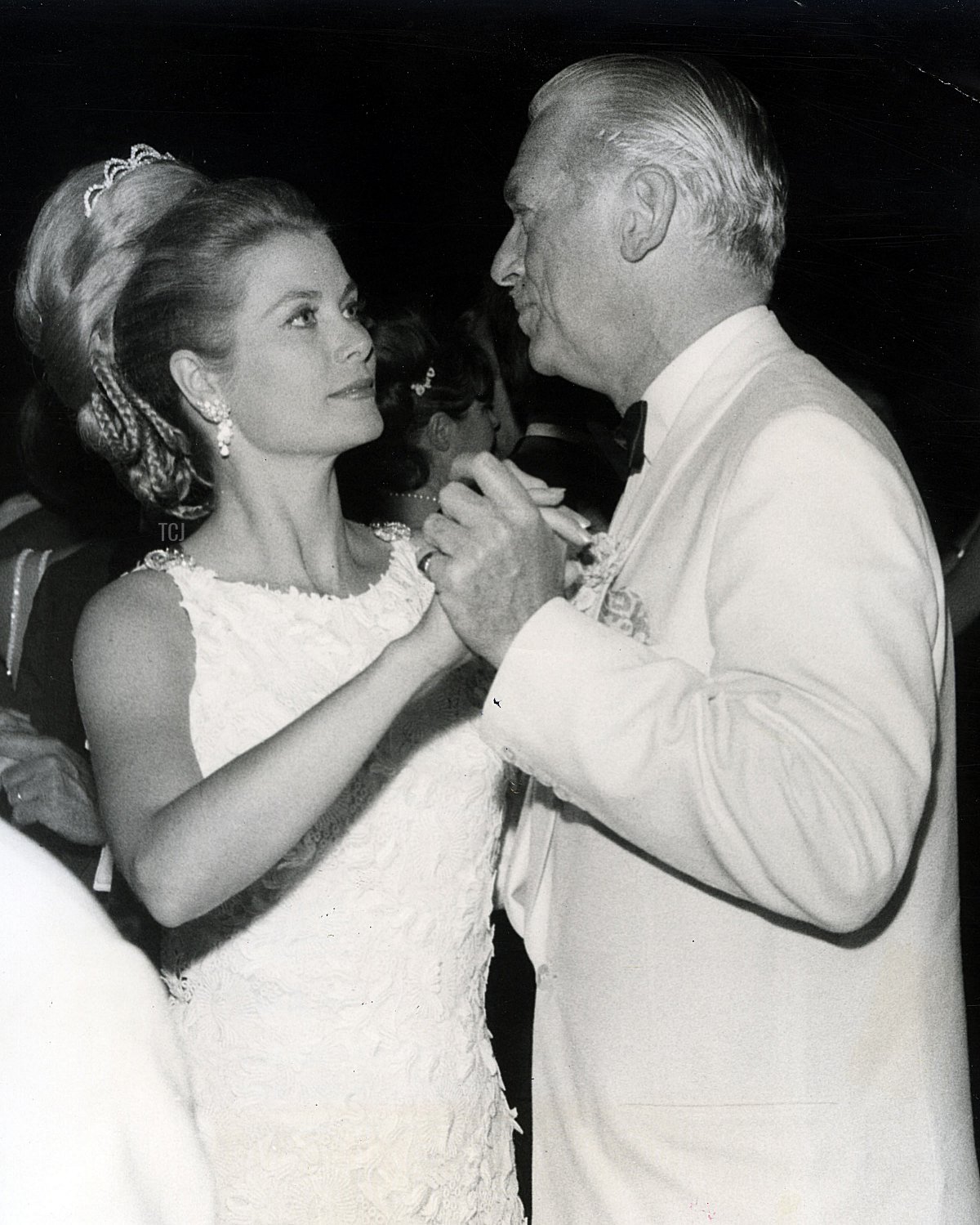 La Principessa Grace danza con Douglas Fairbanks Jr. al Bal de Petit Lits Blancs a Monaco, luglio 1966