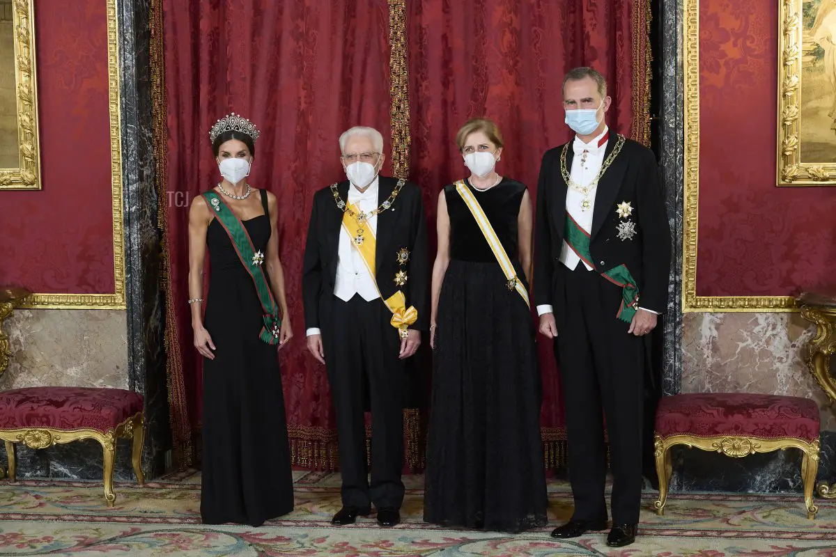 Il Re Felipe VI di Spagna (R) e la Regina Letizia di Spagna (L) ricevono il Presidente Italiano Sergio Mattarella (2L) e sua figlia Laura Mattarella (2R) per una Cena di Gala in onore del Presidente Italiano Sergio Mattarella al Palazzo Reale il 16 novembre 2021 a Madrid, Spagna