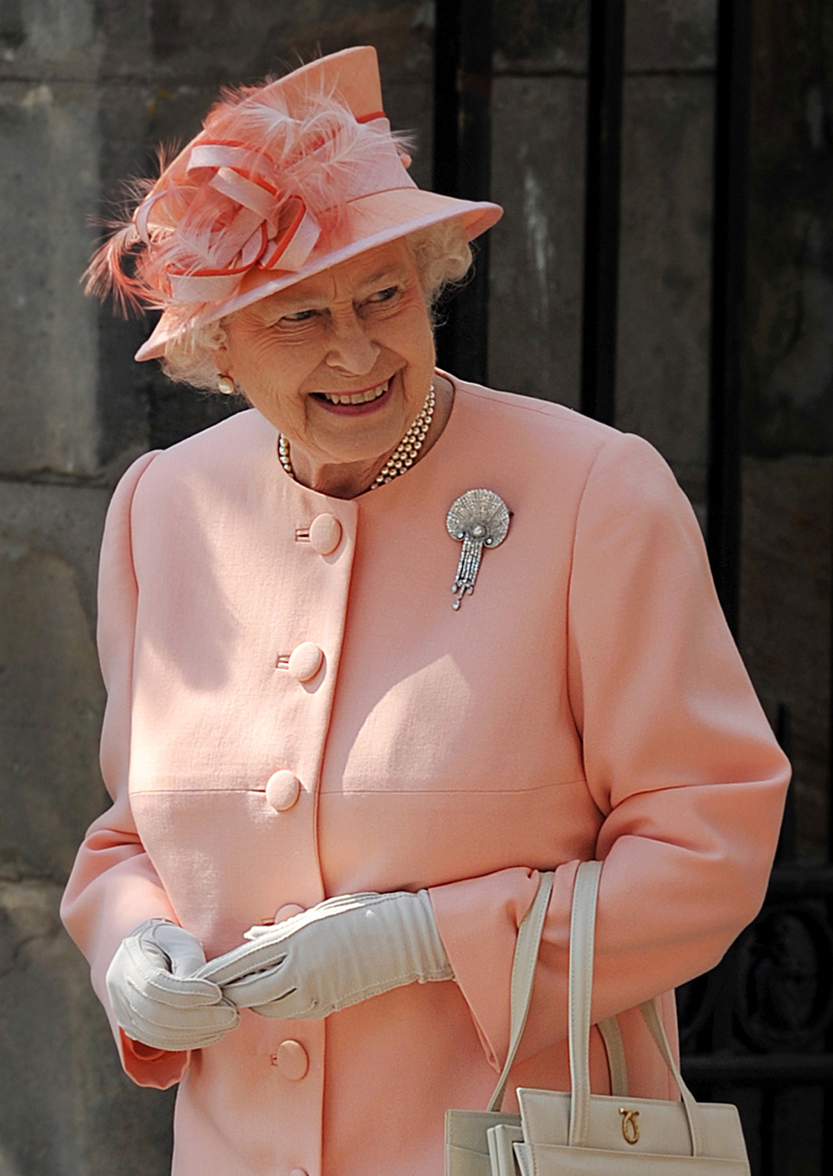 La Regina Elisabetta II è fotografata dopo il matrimonio della nipote, Zara Phillips, e Mike Tindall a Canongate Kirk a Edimburgo il 30 luglio 2011 (BEN STANSALL/AFP via Getty Images)