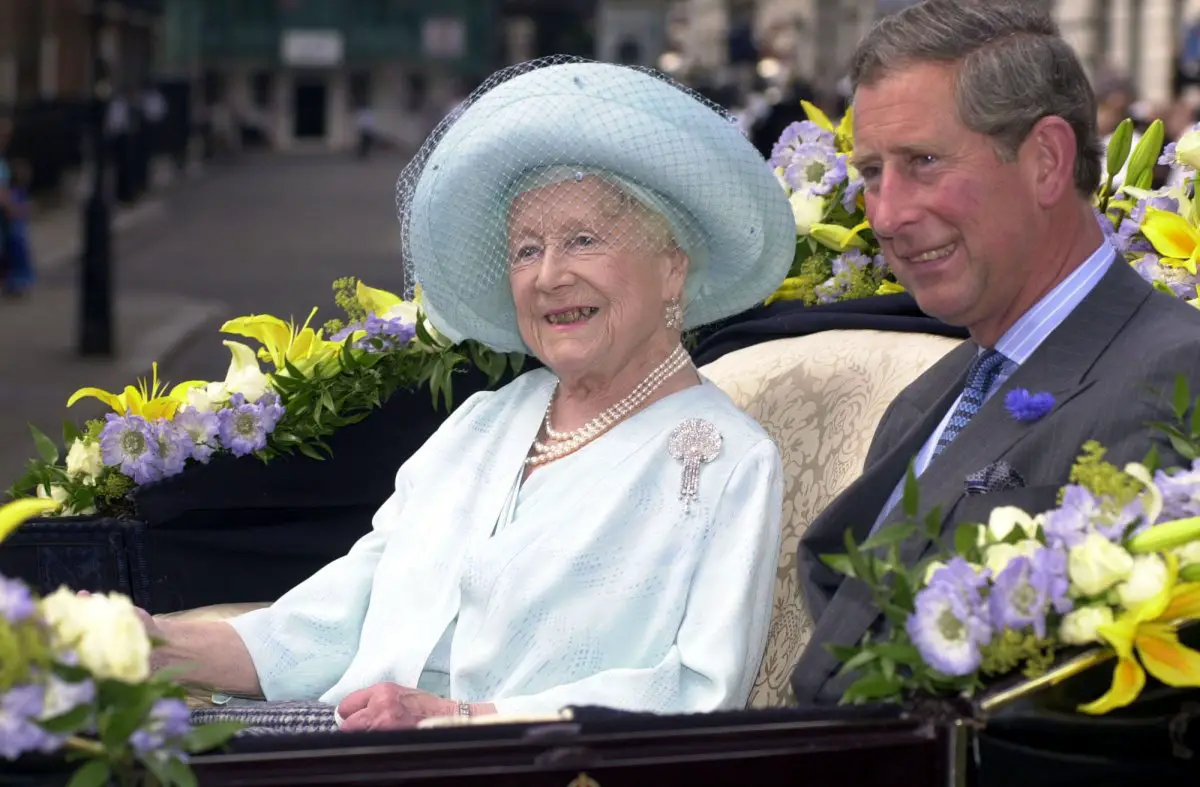 La Regina Madre e il Principe di Galles sono ritratti durante le celebrazioni del suo 100° compleanno a Londra il 4 agosto 2000 (Trinity Mirror/Mirrorpix/Alamy)