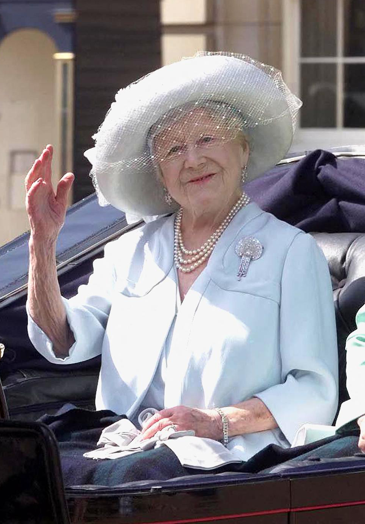 La Regina Elisabetta la Regina Madre lascia Buckingham Palace in una carrozza durante le celebrazioni del Trooping the Colour a Londra il 17 giugno 2000 (AFP via Getty Images)