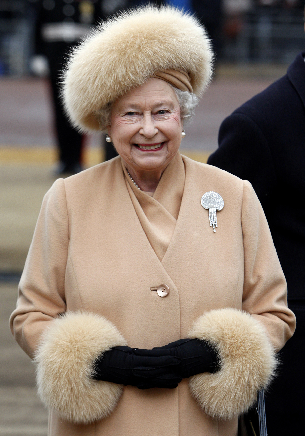 La Regina Elisabetta II arriva per svelare un memoriale alla Regina Elisabetta la Regina Madre su The Mall a Londra il 24 febbraio 2009 (KIRSTY WIGGLESWORTH/AFP via Getty Images)