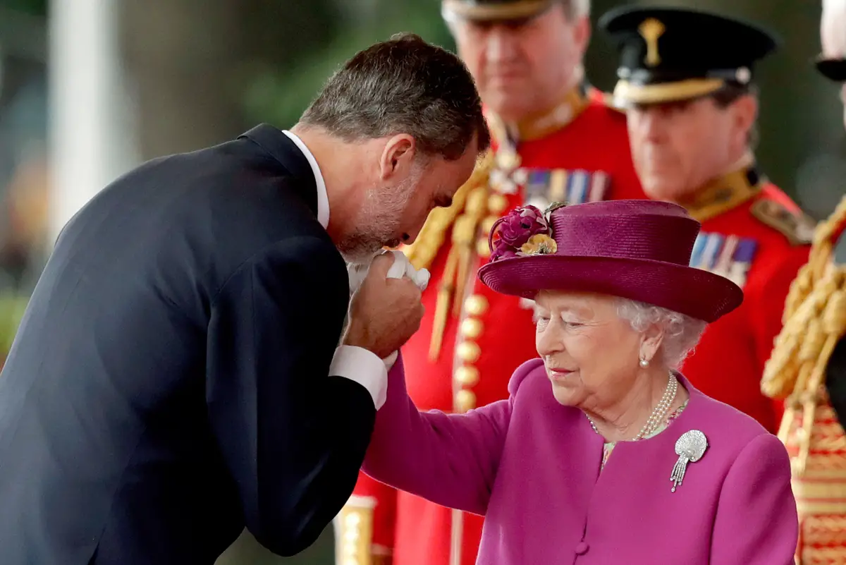 La Regina Elisabetta II è accolta dal Re Felipe VI di Spagna durante un'accoglienza cerimoniale a Horse Guards Parade a Londra il 12 luglio 2017 (Matt Dunham-WPA Pool/Getty Images)