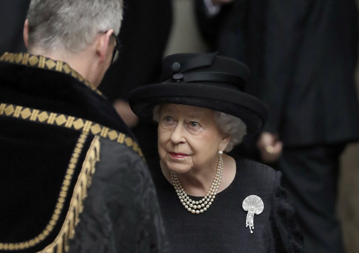 La Regina Elisabetta II è fotografata dopo il servizio funebre di Patricia Knatchbull, Contessa Mountbatten di Birmania, presso la Chiesa di St Paul a Knightsbridge il 27 giugno 2017 (Matt Dunham-WPA Pool/Getty Images)