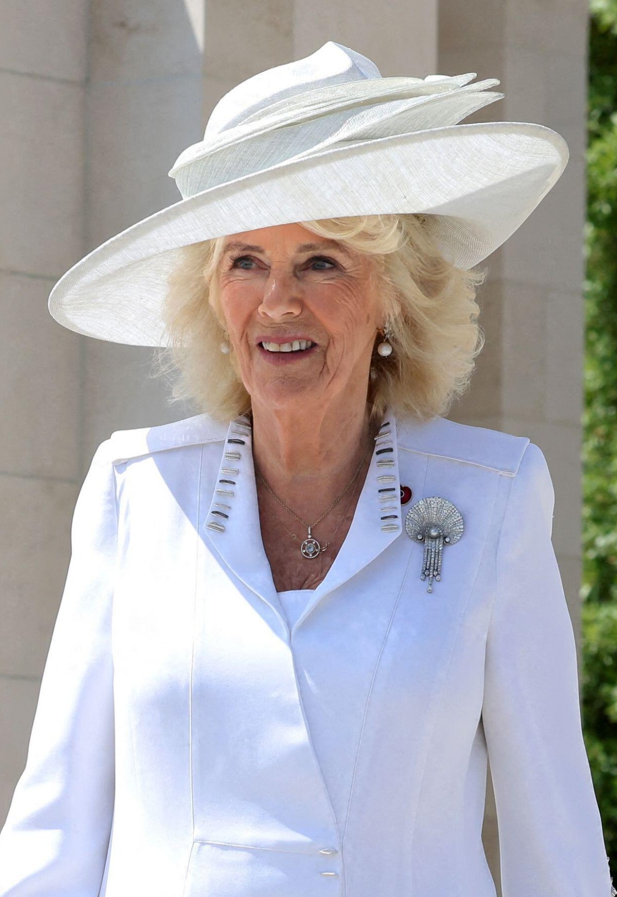 La Regina Camilla è fotografata durante l'evento commemorativo nazionale del Regno Unito per l'80° anniversario del D-Day, tenutosi al Memoriale britannico della Normandia a Ver-sur-Mer il 6 giugno 2024 (Stephane Lemouton/Abaca Press/Alamy)