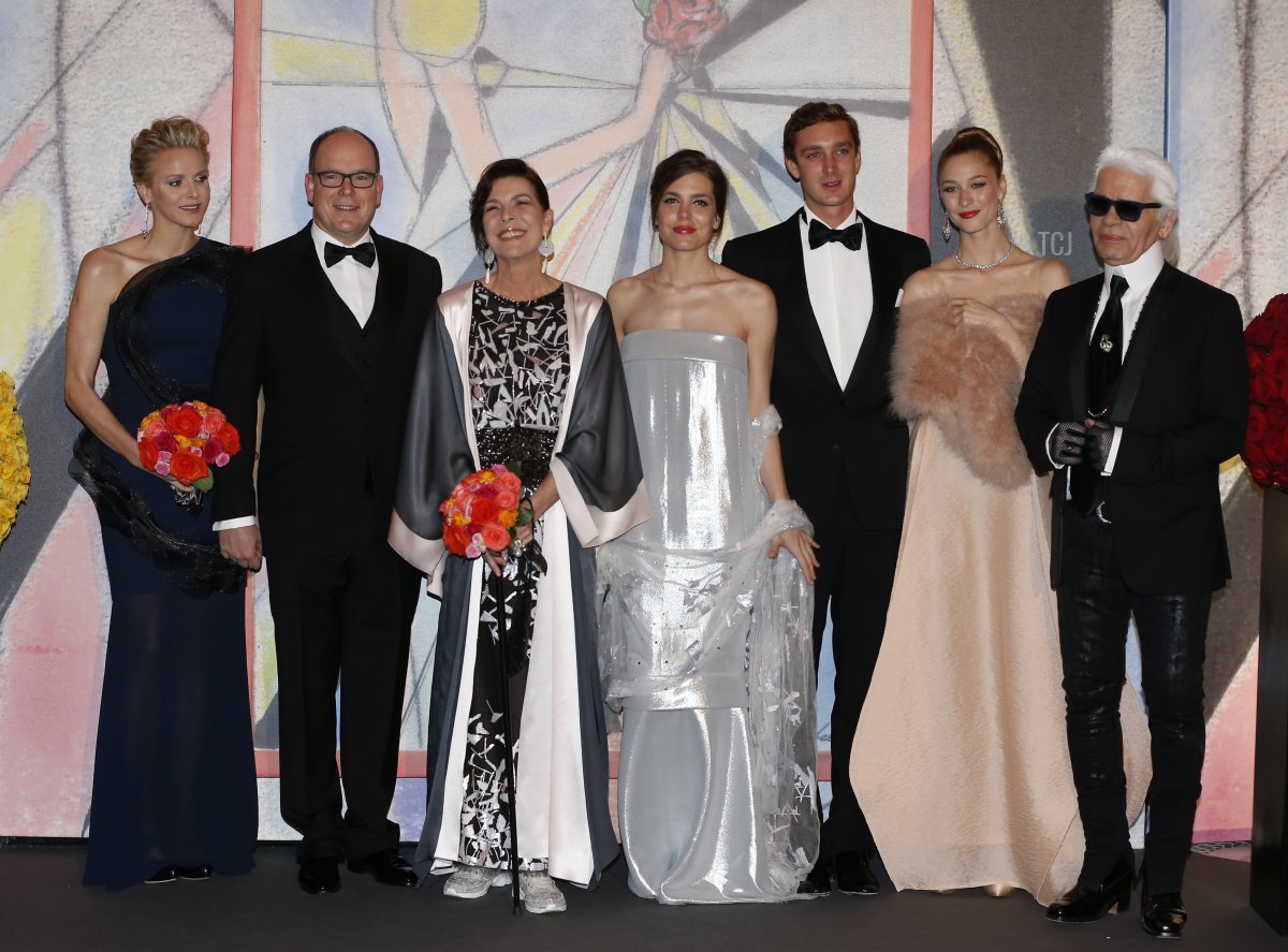 La Principessa Charlene di Monaco, il Principe Alberto II di Monaco, la Principessa Carolina di Hannover, Charlotte Casiraghi, Pierre Casiraghi e la sua fidanzata Beatrice Borromeo, e il famoso stilista tedesco Karl Lagerfeld posano al loro arrivo per il Rose Ball annuale al Monte-Carlo Sporting Club nel Monaco, il 29 marzo 2014