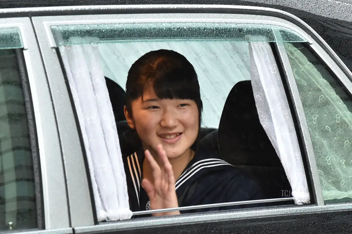 Un veicolo che trasporta la Principessa Aiko arriva al Palazzo Imperiale di Tokyo