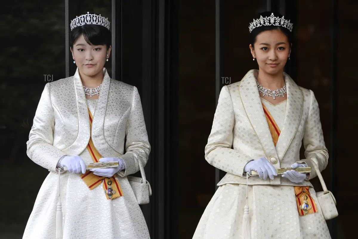 Le Principesse Mako e Kako indossano i loro parure di diamanti al compimento dei 20 anni