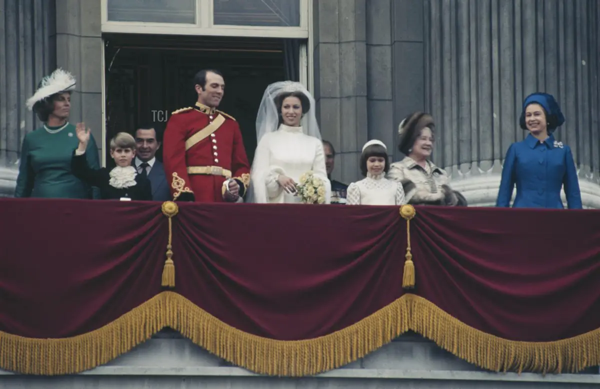 Anna, la Principessa Reale e Mark Phillips posano sul balcone di Buckingham Palace dopo il loro matrimonio