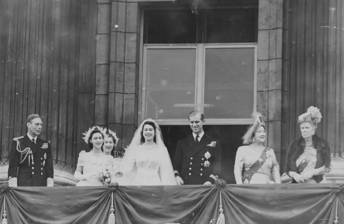 Membri della famiglia reale britannica sul balcone di Buckingham Palace dopo il matrimonio della principessa Elisabetta e Filippo Mountbatten