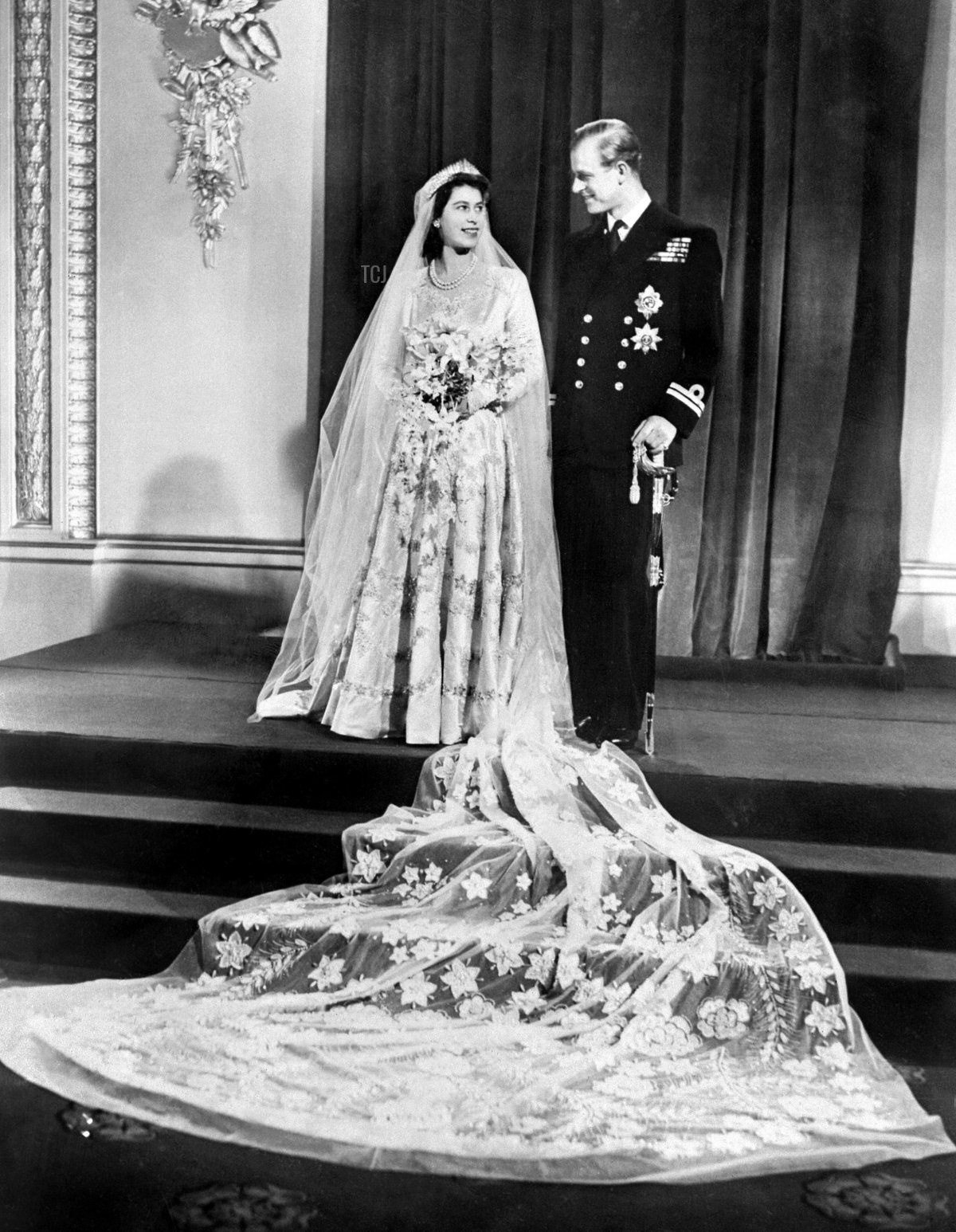 La principessa Elisabetta di Gran Bretagna (futura Regina Elisabetta II) (a sinistra) e Filippo, Duca di Edimburgo (a destra), posano nel giorno del loro matrimonio al Palazzo di Buckingham a Londra il 20 novembre 1947