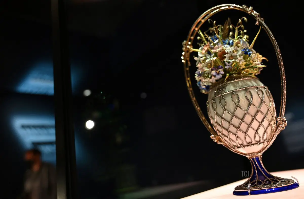 L' 'Uovo Cesto di Fiori' è mostrato durante una photocall per presentare l'esposizione 'Fabergé a Londra: Amore e Rivoluzione', presso il museo V&A (Victoria e Albert) di Londra il 17 novembre 2021