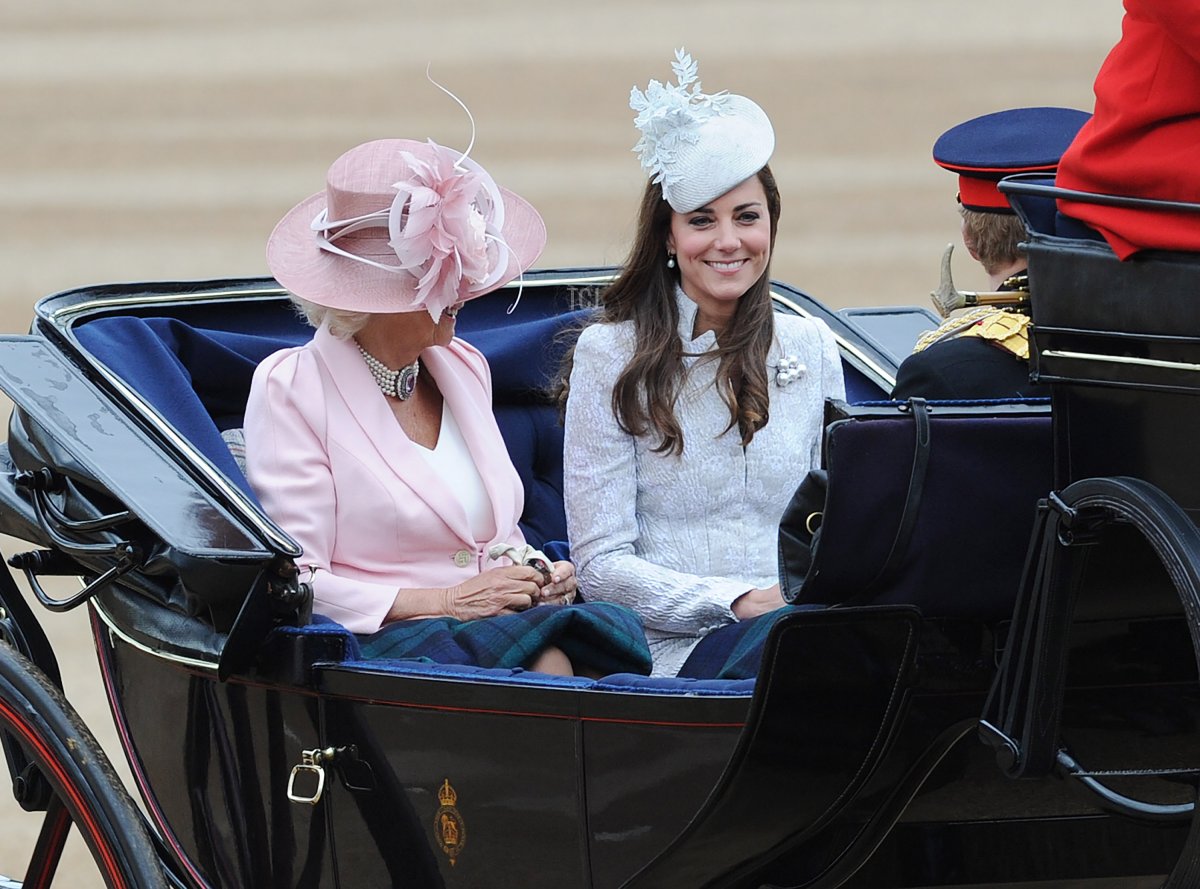 Camilla, Duchessa di Cornovaglia, Catherine, Duchessa di Cambridge e il Principe Harry arrivano per il Trooping the Colour al The Royal Horseguards il 14 giugno 2014 a Londra, Inghilterra