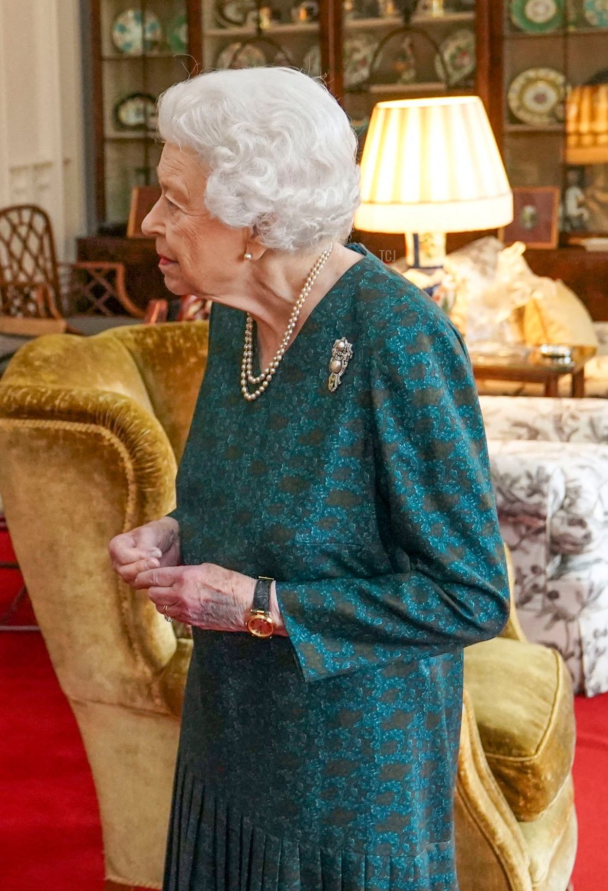 La regina britannica Elisabetta II riceve il Governatore della Banca d'Inghilterra Andrew Bailey durante un'udienza nella Oak Room al Castello di Windsor, Berkshire, il 24 novembre 2021