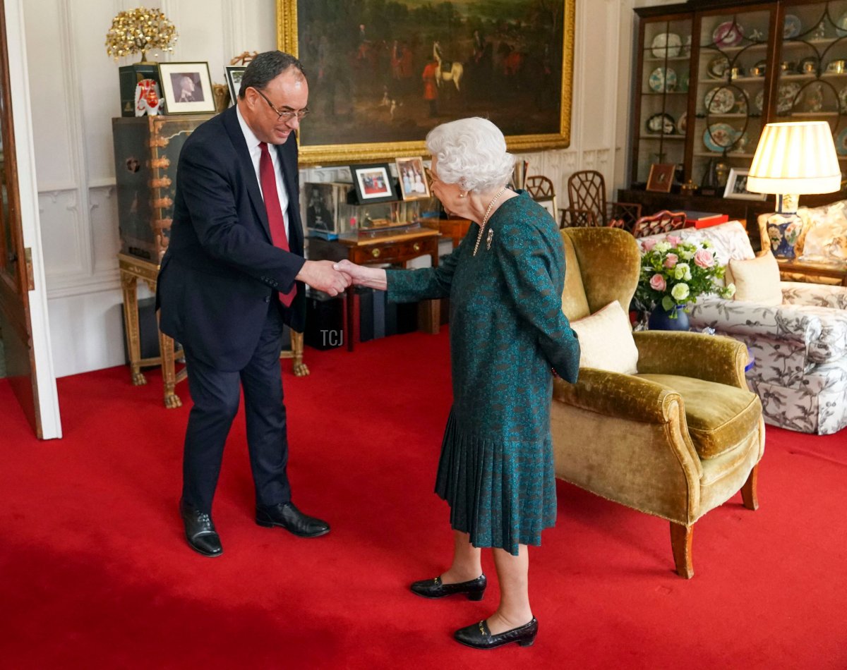 La regina britannica Elisabetta II riceve il Governatore della Banca d'Inghilterra Andrew Bailey durante un'udienza nella Oak Room al Castello di Windsor, Berkshire, il 24 novembre 2021