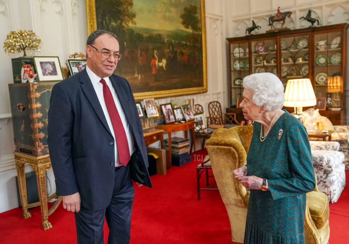 La regina britannica Elisabetta II riceve il Governatore della Banca d'Inghilterra Andrew Bailey durante un'udienza nella Oak Room al Castello di Windsor, Berkshire, il 24 novembre 2021