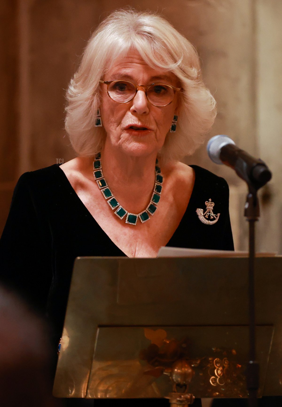 Camilla, Duchessa di Cornovaglia, pronuncia un discorso durante il biennale Rifles Awards Dinner al City of London Guildhall il 24 novembre 2021 a Londra, Inghilterra