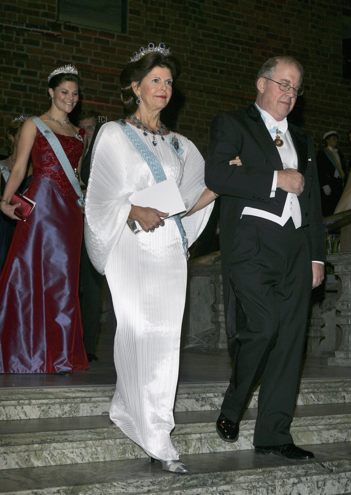 La Regina Silvia di Svezia e Marcus Storch, presidente della Fondazione Nobel, arrivano per partecipare al Gala Dinner del Premio Fondazione Nobel 2006 presso il Municipio il 10 dicembre 2006 a Stoccolma, Svezia