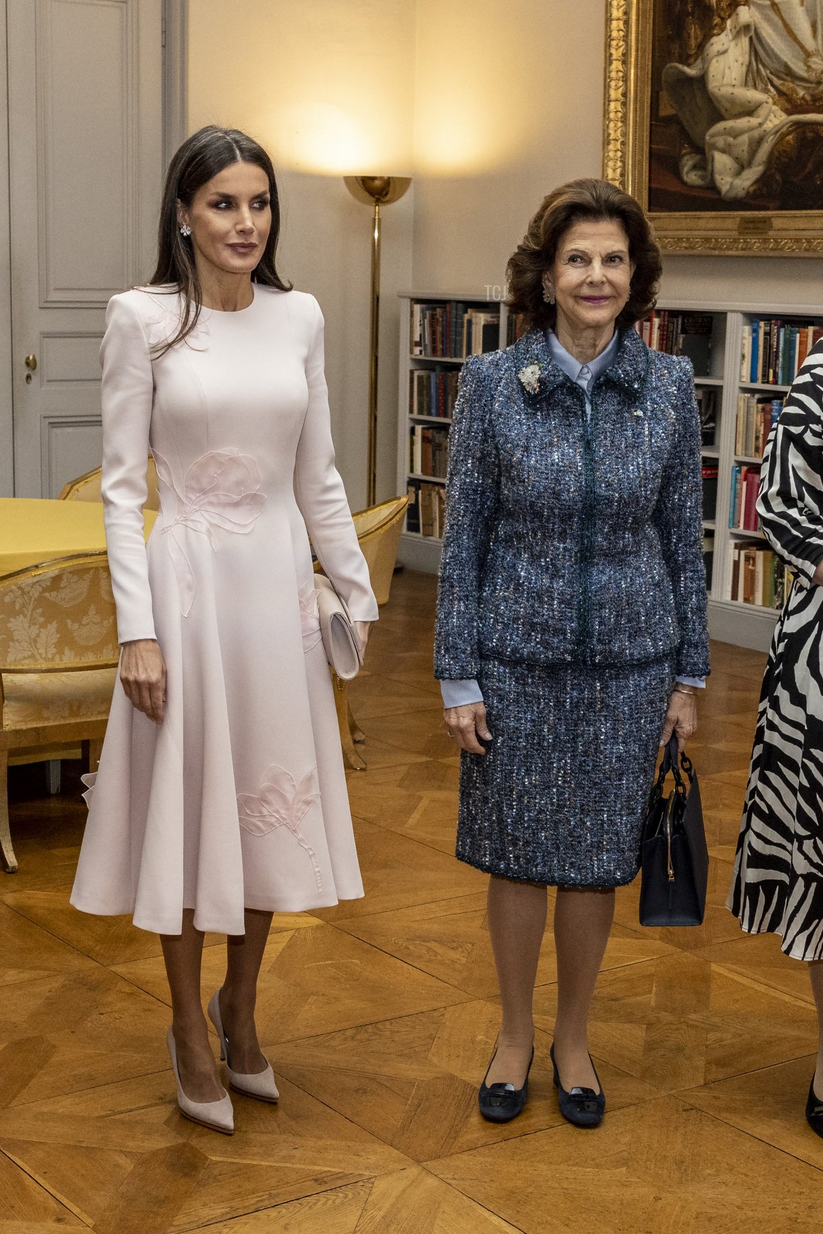 La regina Letizia di Spagna e la regina Silvia di Svezia durante la visita alla Biblioteca Bernadotte il 25 novembre 2021