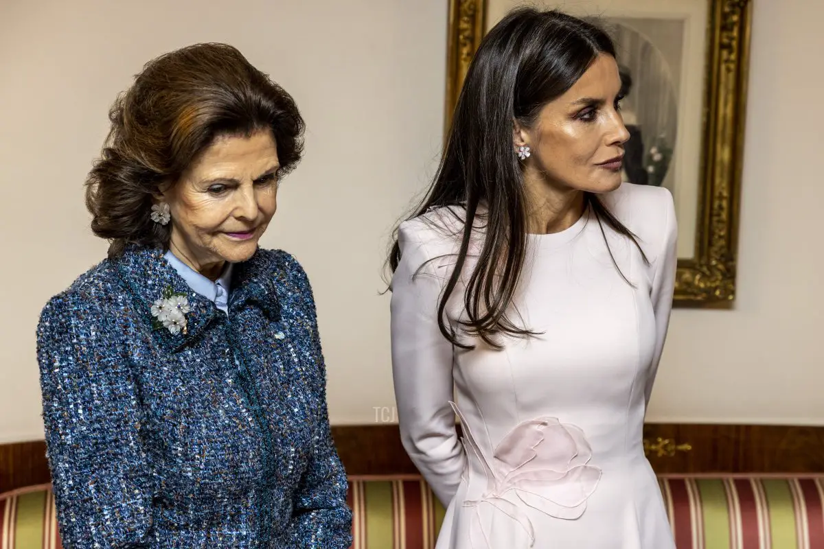 La regina Letizia durante la visita alla Biblioteca Bernadotte con un tema floreale nel look