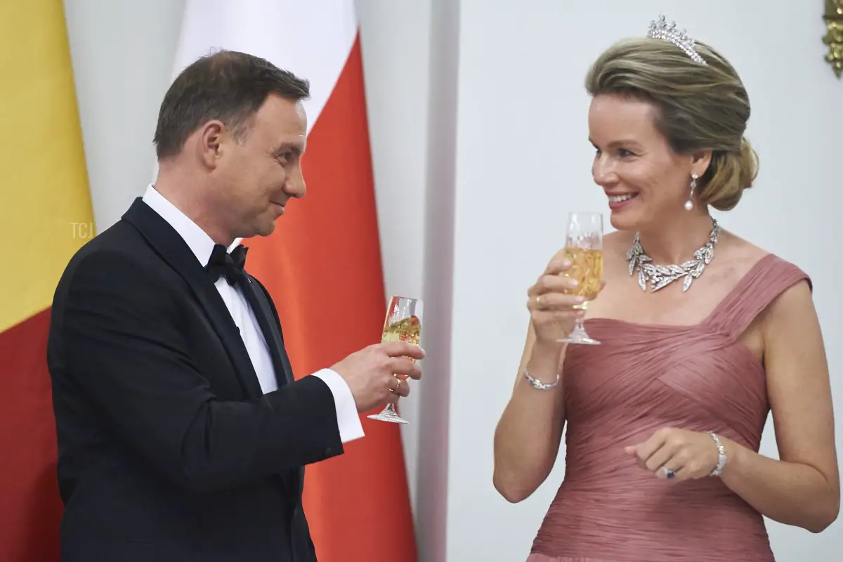 Il presidente polacco Andrzej Duda e la Regina Mathilde del Belgio durante la cena ufficiale al Palazzo Presidenziale nell'ambito della visita reale ufficiale in Polonia il 13 ottobre 2015 a Varsavia, Polonia