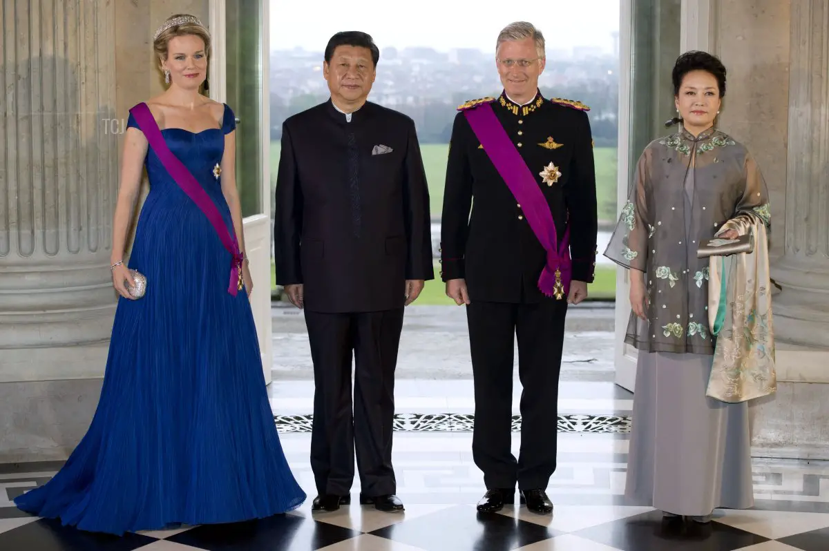 La Regina Mathilde del Belgio, il presidente cinese Xi Jinping, il re Philippe del Belgio e la first lady cinese Peng Liyuan posano per una foto di famiglia prima di una cena di stato al Castello Reale di Laken-Laeken, Bruxelles, il 31 marzo 2014